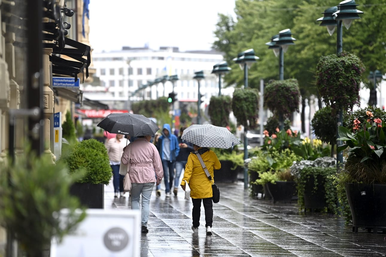 Tiistaina satoi varsinkin maan eteläosissa. Kuva Helsingin keskustasta. LEHTIKUVA / EEVA-MARIA BROTHERUS