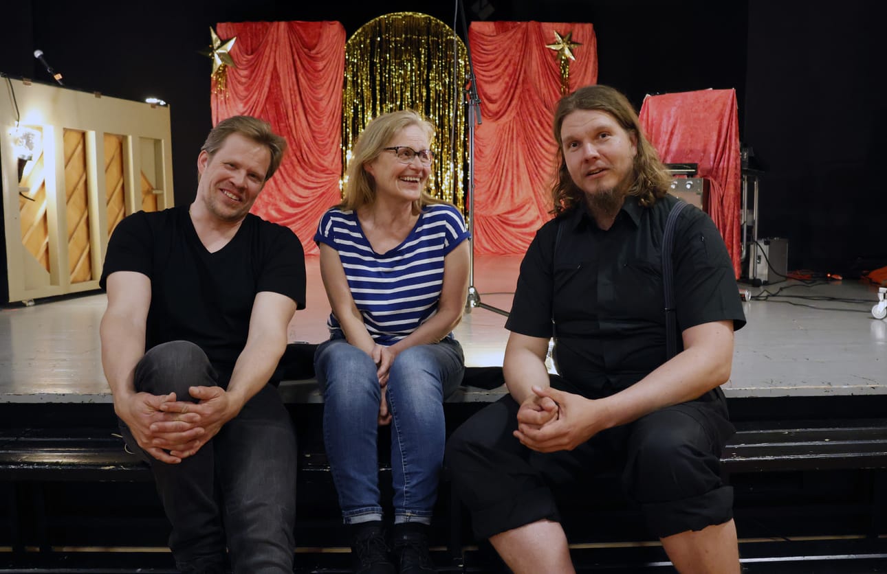 Sauli Perälä, Taina Mäki-Iso ja Juha Ekola valmistautuvat ensi-iltaan, joka on Onnelassa 4. heinäkuuta. Toisen kerran miehet nousevat samalle lavalle 8.7.