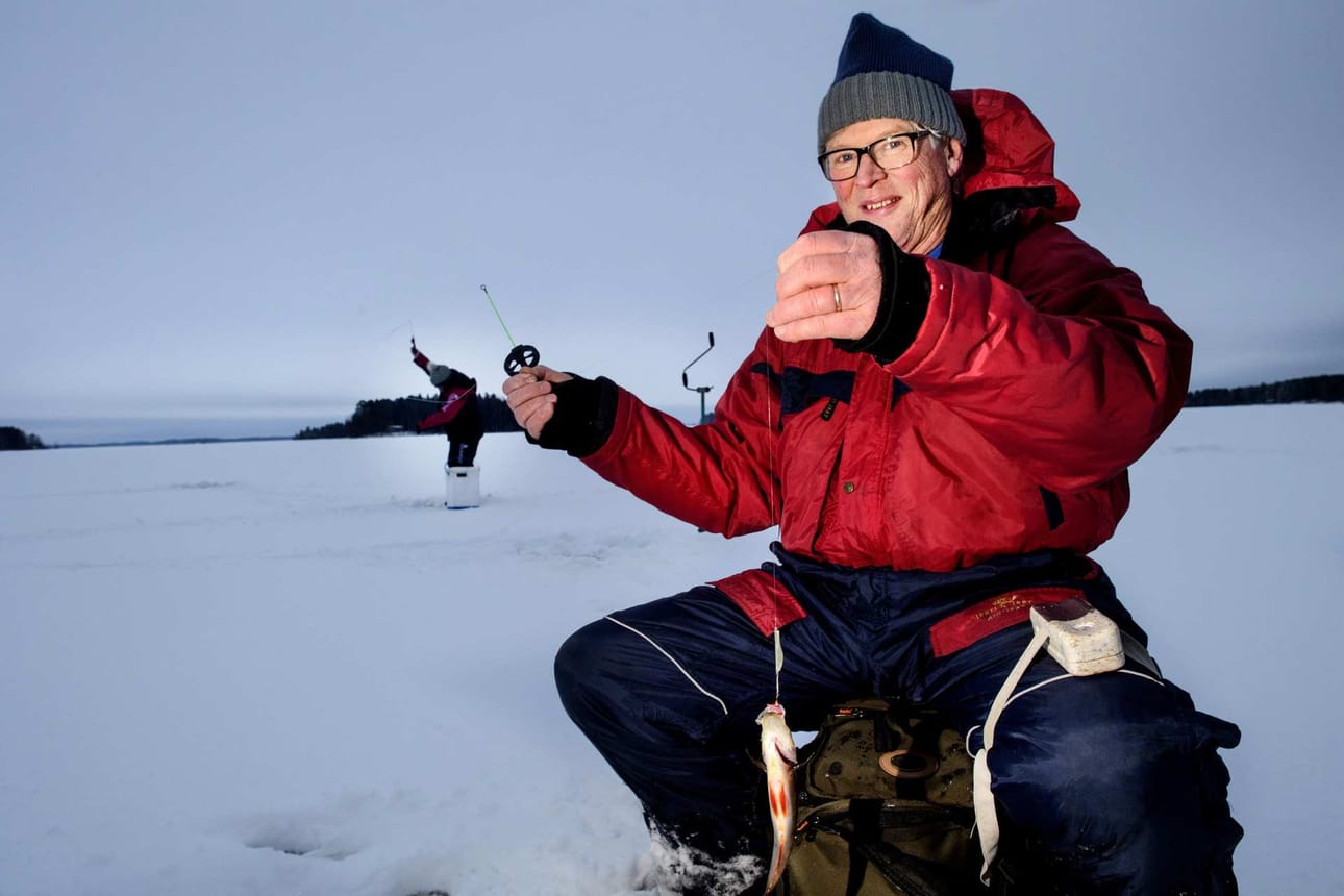 Jorma ja Taina Olkkola tulivat pilkkimään Lestijärvelle naapuripitäjä Toholammin Sykäräisten kylästä.