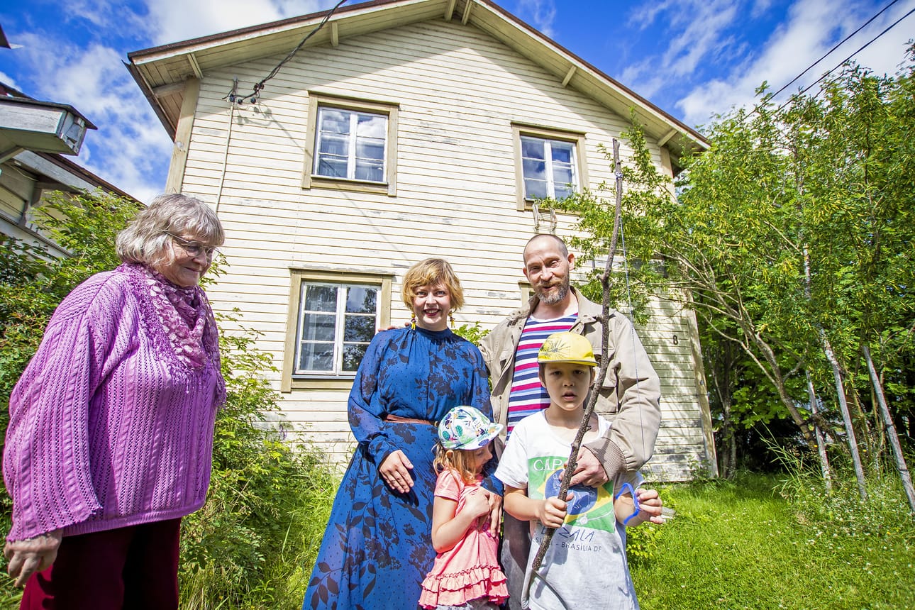 Ritva-Liisa Pihlaja on mielissään uusista asukkaista. Rauhalasta tulee Tessa Astren ja Raine Körkön sekä heidän lastensa Säteen ja Koiton koti.