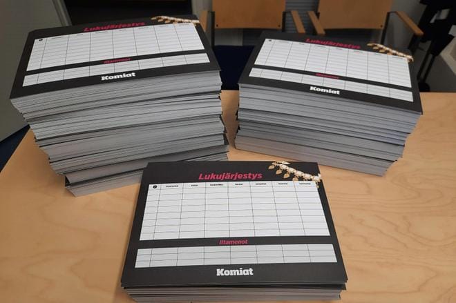 Jos joku jää ilman Komiat-lukujärjestystä koulussa, sellaisen saa myös konttorilta, kunhan soittaa ensin numeroon 050 331 0626.
