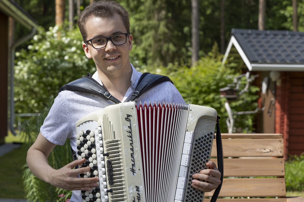 Komiat-yhtyeen haitaristi Aleksi Laukkonen valittiin tänä keväänä vuoden harmonikkataiteilijaksi. Valinnan tekivät Suomen harmonikkaliiton edustajat.