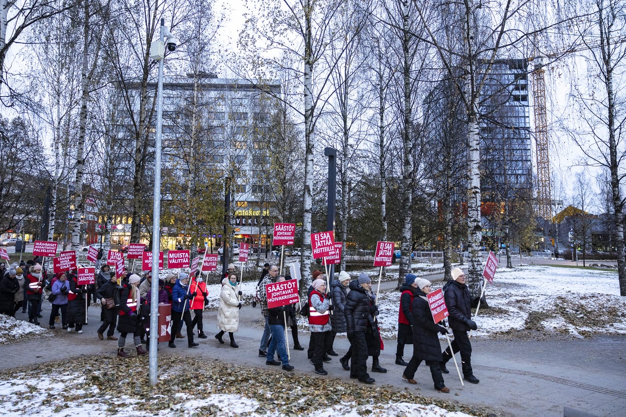 Mukana mielenilmauksessa oli muistisairauteen sairastuneita ja heidän läheisiään sekä järjestöväkeä ja alan ammattilaisia.