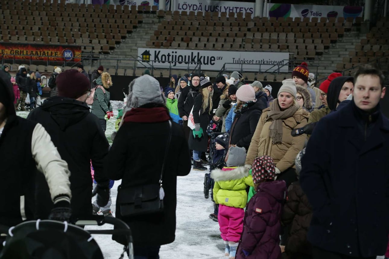 Suosittujen alpakoiden luokse piti jonottaa Töölön jalkapallostadionilla.