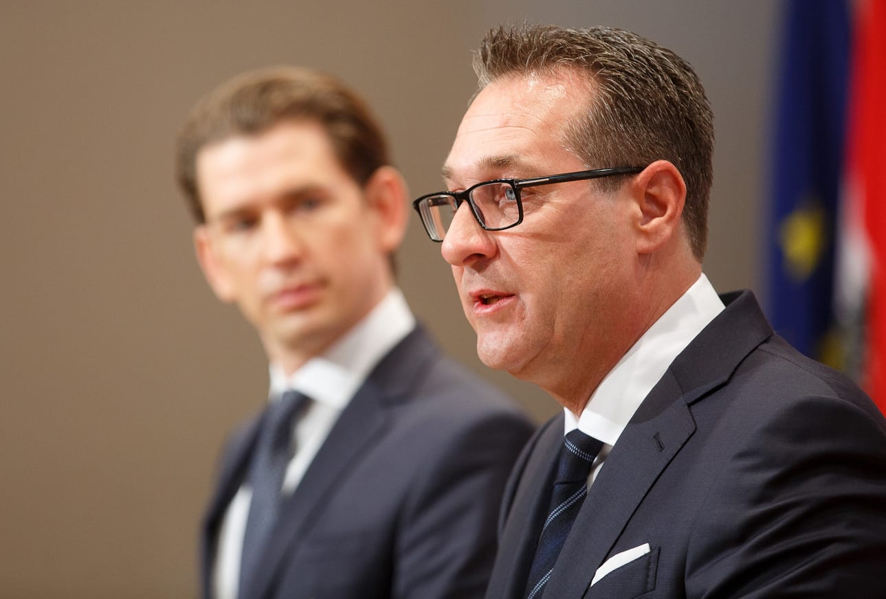 Itävallan liittokansleri Sebastian Kurz (vas.) pyytää uusia vaaleja. Varaliittokansleri Heinz-Christian Strache irtisanoutui aiemmin lauantaina korruptiotapauksen vuoksi.