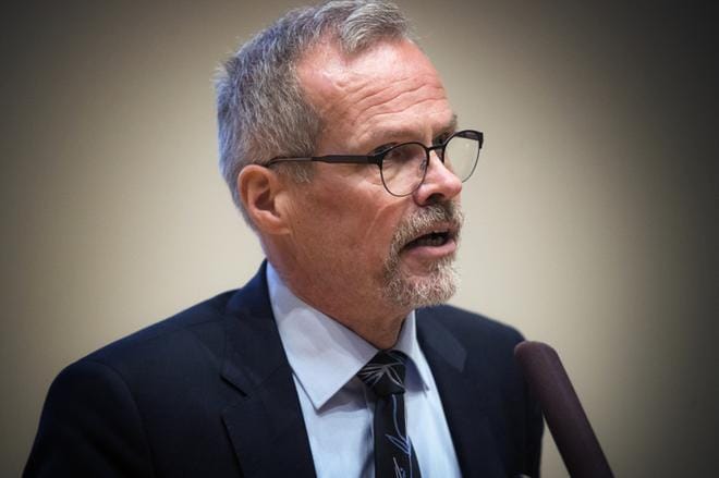 Olavi Kaleva laatii yhdistymissopimusta, joka luo pohjan uuden kunnan hallinnon järjestämiselle. Siihen kirjataan selvästi siirtymäkauden kaupunginvaltuuston ja -hallituksen sekä lautakuntien koot. KUVA: JARNO PELLINEN