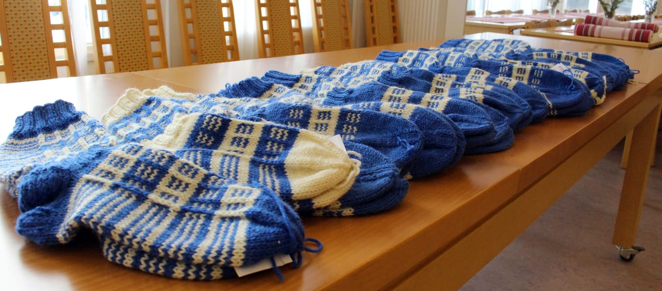 Sinivalkoisia körttisukkia kutomassa oli ollut kymmenkunta kestistä käsityöntekijää.