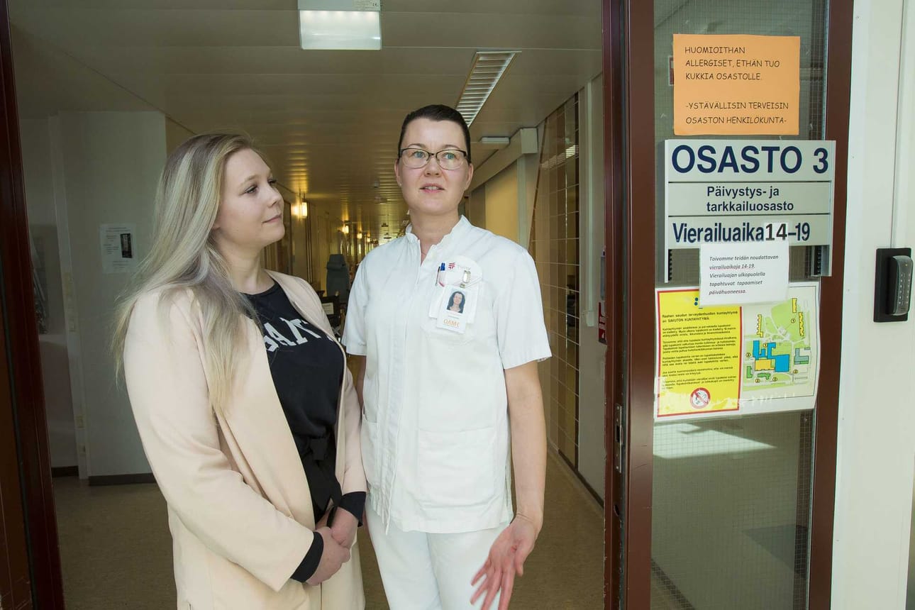 Sairaanhoitaja Jenni Sippala ja sairaanhoitajaksi opiskeleva Katja Haukipuro ovat tyytyväisiä alavalintaansa. Töitä on ja se on mielekästä.