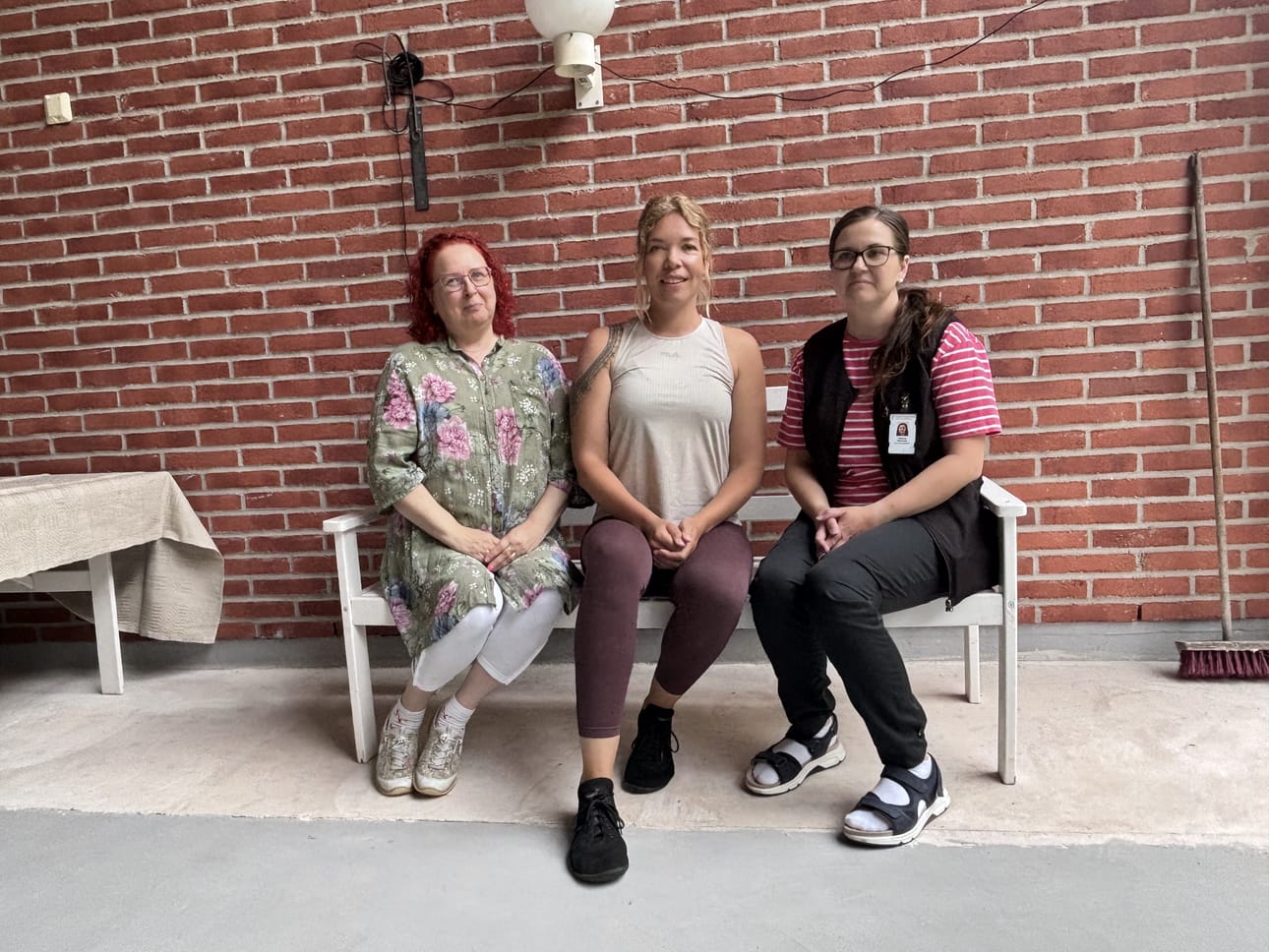 Riina Leppäkangas palaa kesäisin vapaaehtoistyöhön lehtimäkeläiseen palvelukoti Wilhelmiinaan. Vasemmalla Etelä-Pohjanmaan hyvinvointialueen ikäihmisten palveluista vastaava yhteisökoordinaattori Mervi Koskiniemi sekä palvelukodin palveluvastaava Jelena Herrala.