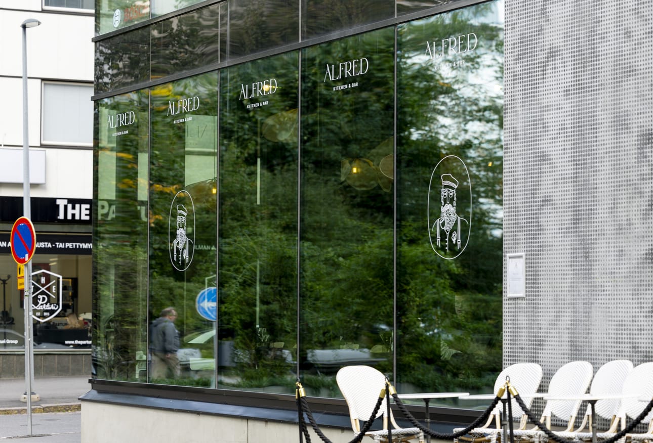 Alfred Kitchen & Bar sijaitsee Plaanatornin alakerrassa.