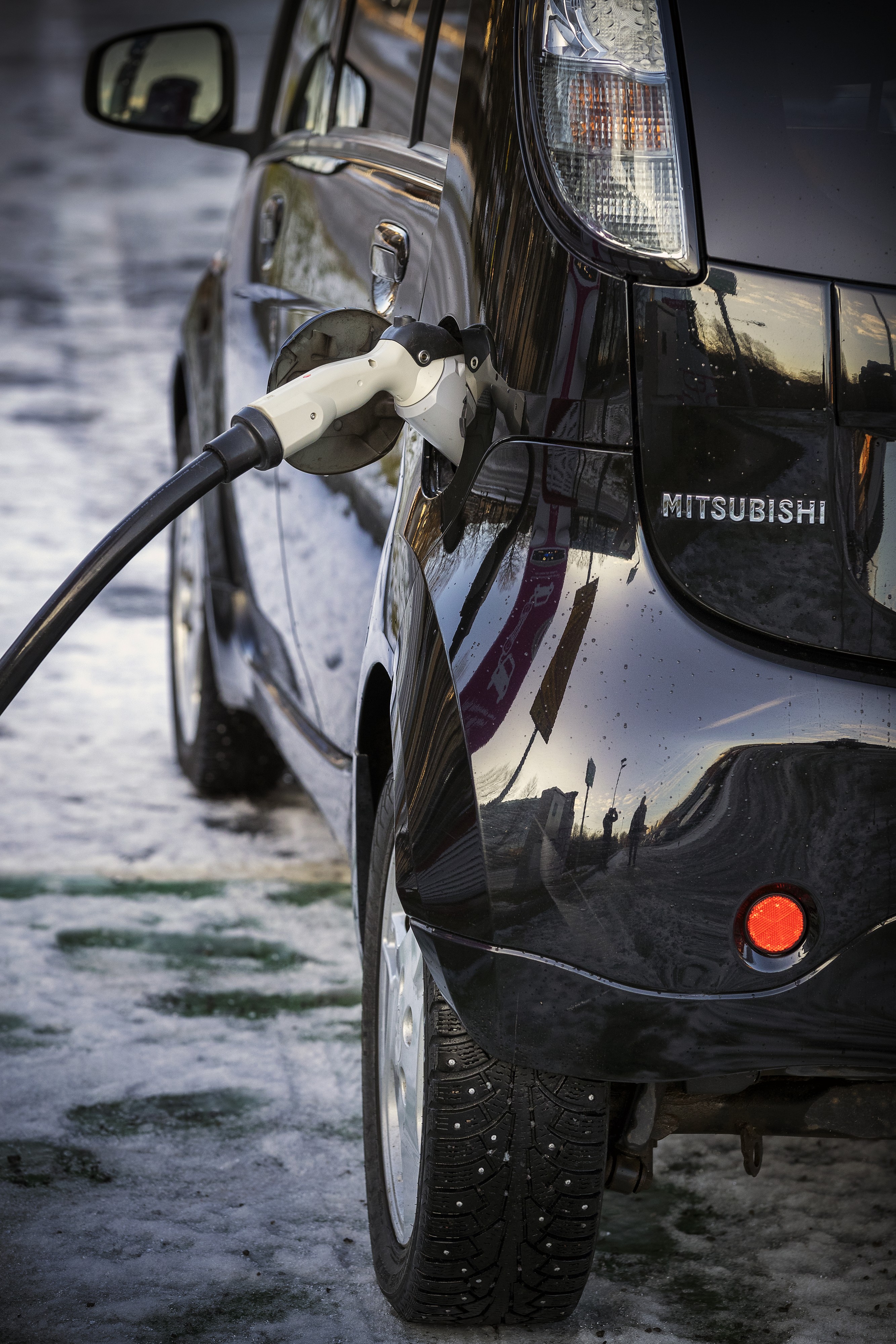 Pikalataus 80 prosenttiin kestää arviolta kaksikymmentä minuuttia Mitsubishin 16 kilowattitunnin akkuun. Tämänmittaisia pysähdyksiä on luvassa runsaasti pitkämatkalaiselle. Jos latausta pitää saada enemmän, lataaminen hidastuu ja aikaa kuluu enemmän.
