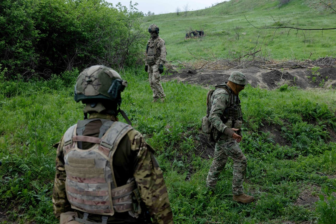 Venäjän joukot eivät ole yli kolmivuotisen hyökkäyssodan aikana aiemmin edenneet kyseiselle alueelle. Kuvassa Ukrainan sotilaskouluttajia Dnipropetrovskin alueella toukokuussa. LEHTIKUVA/AFP
