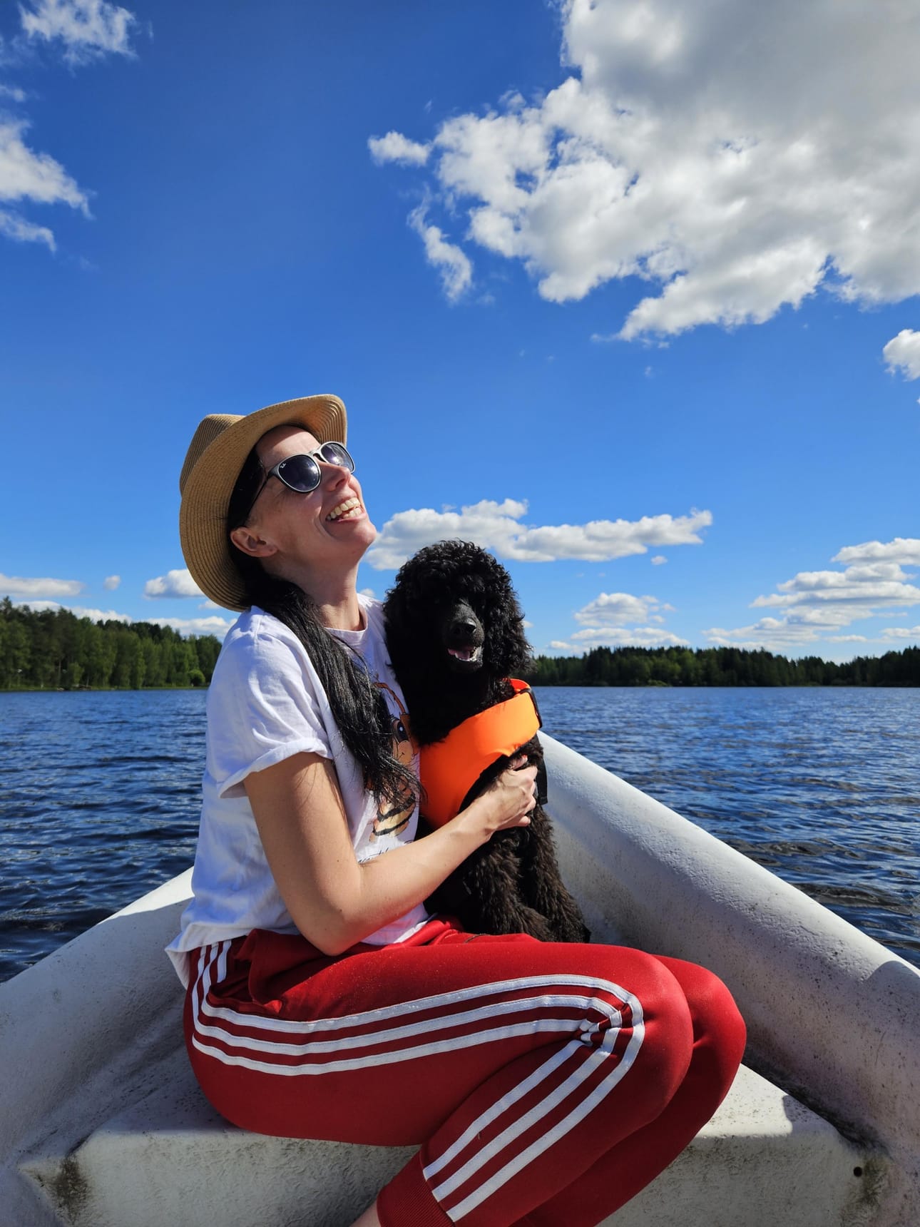 Mari Tuomisto ja Cindy-koira Parkanon Kuivasjärvellä.