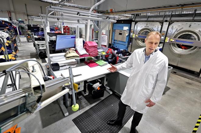 Roveksen pesulan uusin laajennus valmistui tänä keväänä. Se on yksi Lindströmin sadasta toimipaikasta, joita on Intiaa ja Kiinaa myöten. Kaikkiin Lindströmin työvaatteisiin on kätketty elektroninen siru, jonka avulla seurataan vaatteen kulumista ja kulkua, esittelee Lindströmin toimitusjohtaja Juha Laurio, joka pääsi juhlistamaan konsernin uusinta investointia vanhalle kotiseudulleen. KUVA: KARI LÖFHJELM