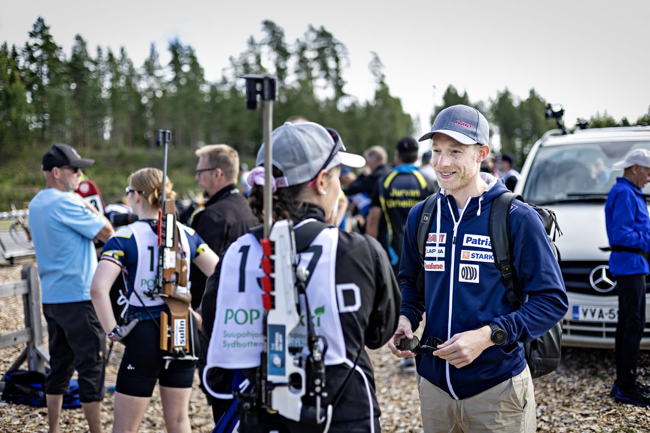 Suomen ampumahiihtomaajoukkueen päävalmentaja Erik Kulstadia (oikealla) saapuivat Kauhajoella jututtamaan niin kilpailijat kuin katsojat.