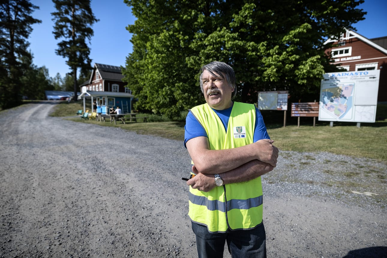 Kun Kainaston nuorisoseuran Pekka Hurrilta kysyy, onko hän aiemmin ollut ohjaamassa liikennettä teatterinäytöksessä, vastaus tulee naurun kanssa: Aina. Talon remontoinnilla oli hänen mielestään iso merkitys seuran virkistymiseen.