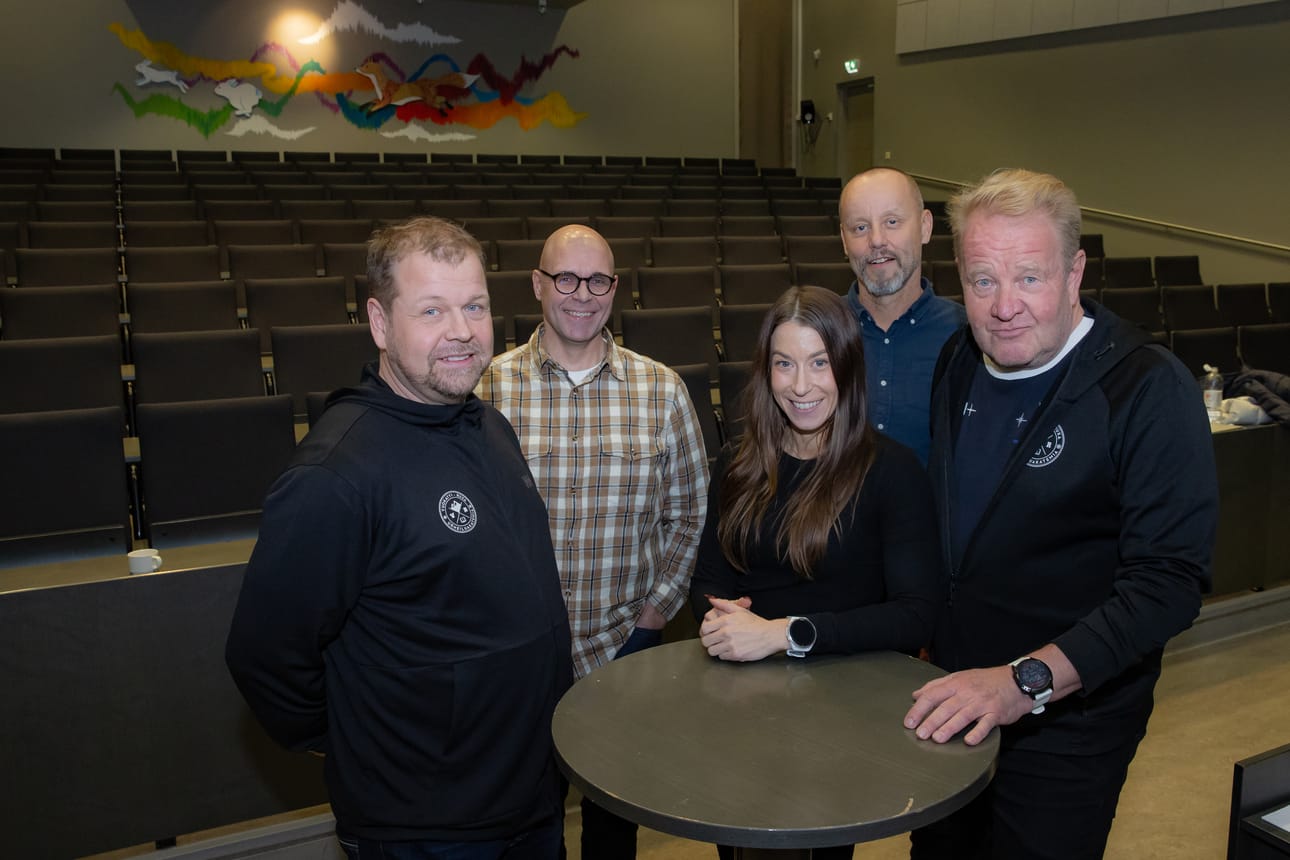 Vuokatti-Ruka urheiluakatemian valmennuspäällikkö Mika Pelli (vas.), Kuusamon lukion rehtori ja urheiluakatemian yksikön johtaja Tomi Meriläinen. liiketoiminnan kehittäjä Jenni Strengell, projektipäällikkö Teemu Rauhala ja valmennuksen asiantuntija Olli-Pekka Kärkkäinen kertoivat meneillään olevasta hankkeesta Kuusamon lukiolla torstaina.