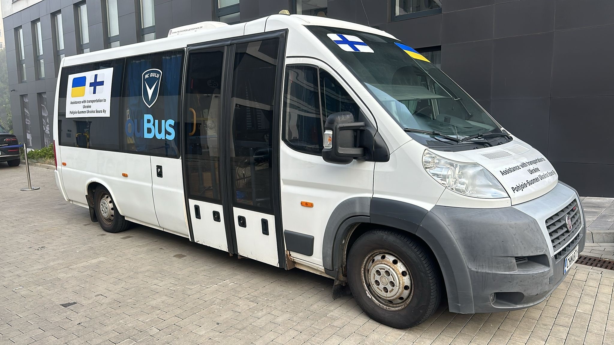 Oululaisporukka körötteli citybussilla Kajaanista Ukrainaan ja vei maahan tukun avustustarvikkeita – myös linja-auto lahjoitettiin ukrainalaisille