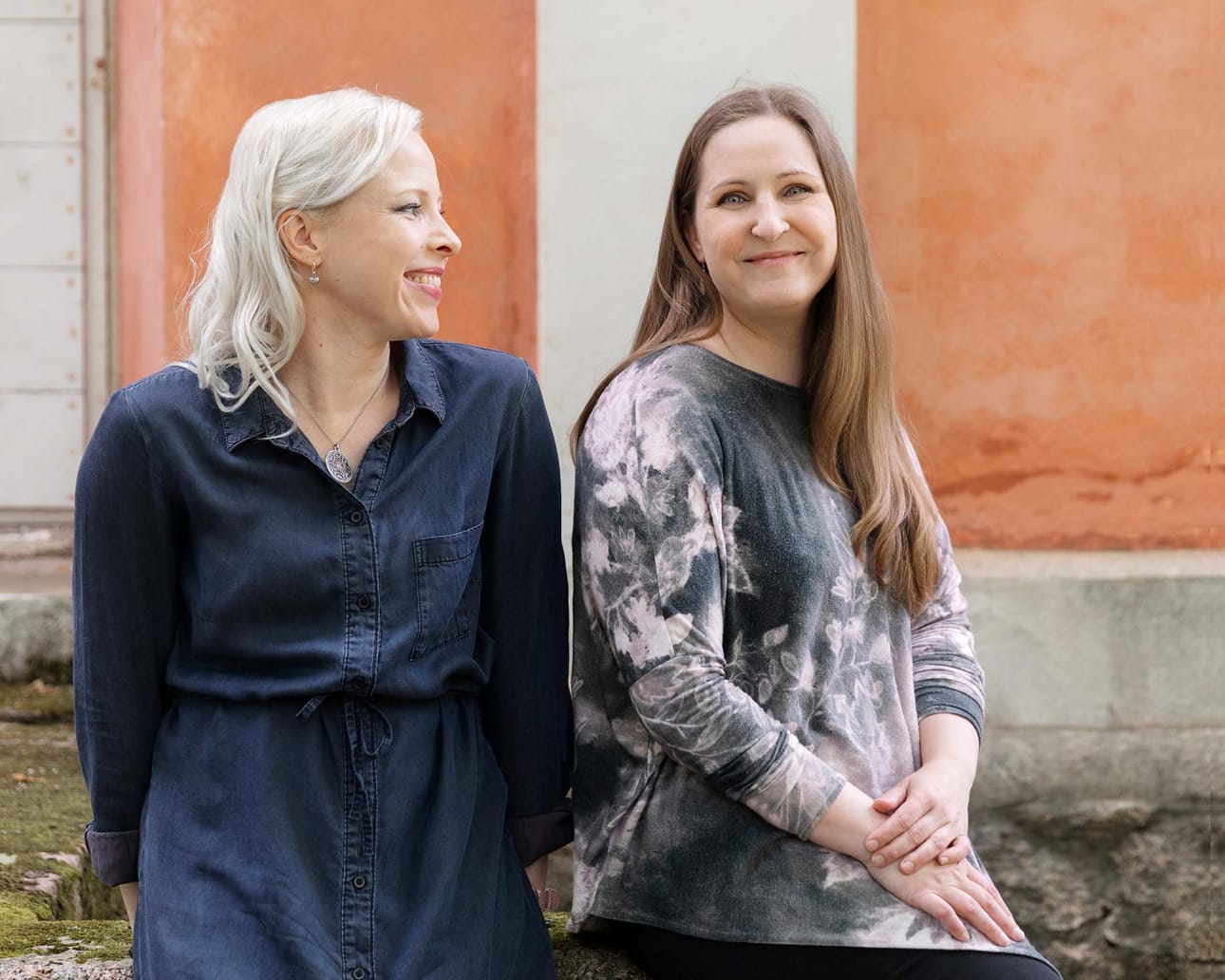 Intoisan Sari Pastinen ja Tiina Kantokoski (oikealla) haluavat tarjota ompelijoille onnistumisia.
