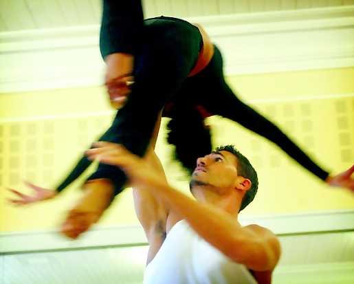 Passion, intohimo. Tanssin gaalassa esiteltävä exhibition dance on ilmavaa, lennokasta ja vaativaa.Tässä Hanna Karttusen ja Victor da Silvan tyylinäyte.