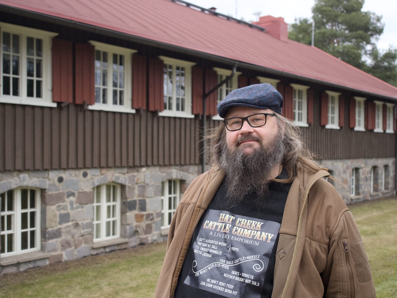 16 vuotta sitten Esa Paloniemi tarttui pitkäaikaisen haaveeseen kirjan kirjoittamisesta. Nyt julkaisuja on kertynyt jo parisenkymmentä.