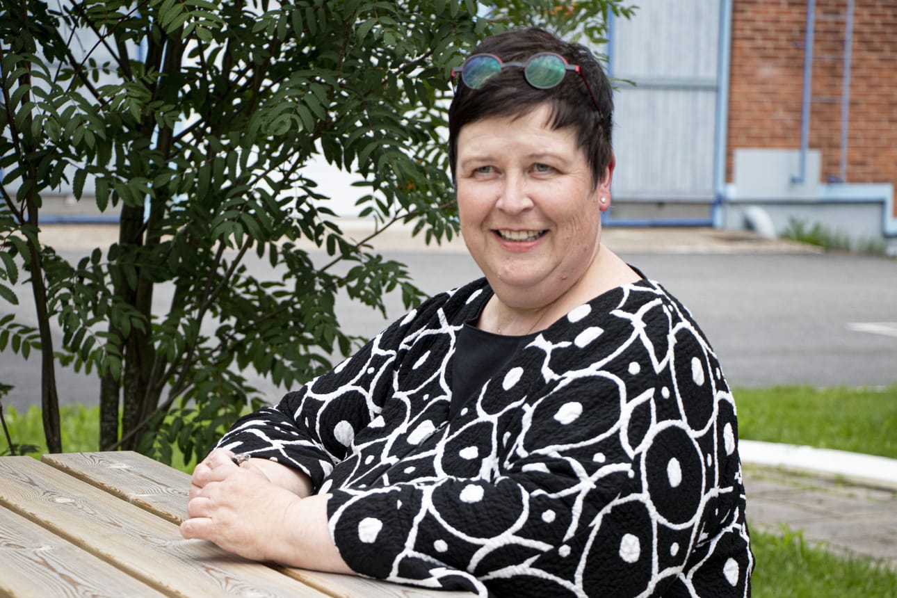 Merja Hillilä painottaa, ettei koe olevansa pomo, vaan osa porukkaa,, joka tekee työtä kuntalaisten hyväksi Aito ja avoin Hillilä sanoo tulevansa toimeen kaikenlaisten ihmisten kanssa.