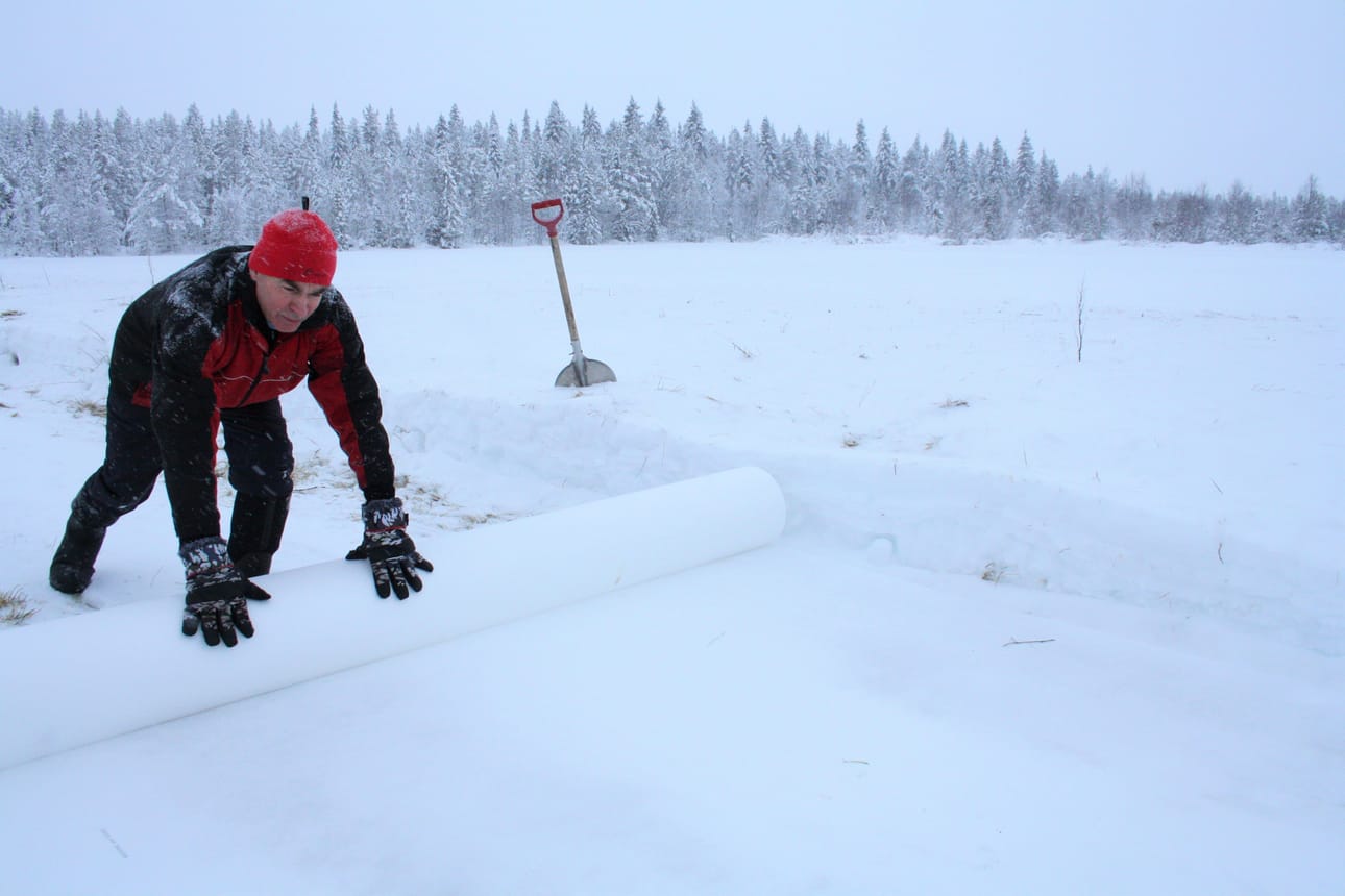 Jouni Törmänen levitti suodatinkangasta rullalta tienparannustyömaallaan. Hintaa 300 metrin hankkeelle kankaineen, maa-aineksineen ja lumitöineen kertyy 3000-3500 euroa.