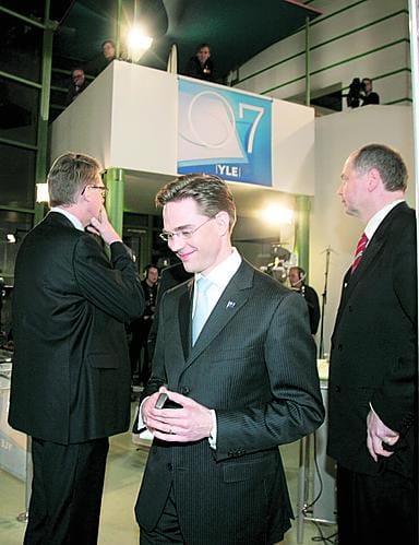 Jyrki Katainen myhäili jo, kun Matti Vanhanen ja Eero Heinäluoma vielä jännittivät vaalituloksia Ylen vaalivalvojaisissa Isossa pajassa.