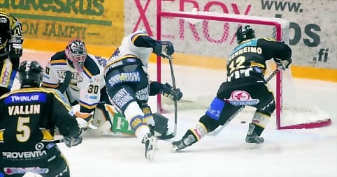 Voittomaali. Pekka Saarenheimo iskee.