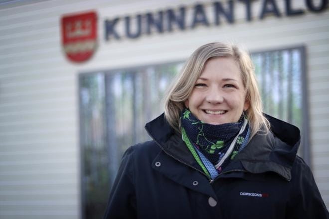 – Toivon, että ihmiset kokevat, että minua on helppo lähestyä ja kanssani on hyvä tehdä yhteistyötä ja viedä asioita eteenpäin. Minulla on varmasti kehittävä ote asioihin, kuvailee Johanna Rannanjärvi tavoitteitaan Soinin kunnanjohtajana. KUVA: JOHANNA KATAJA