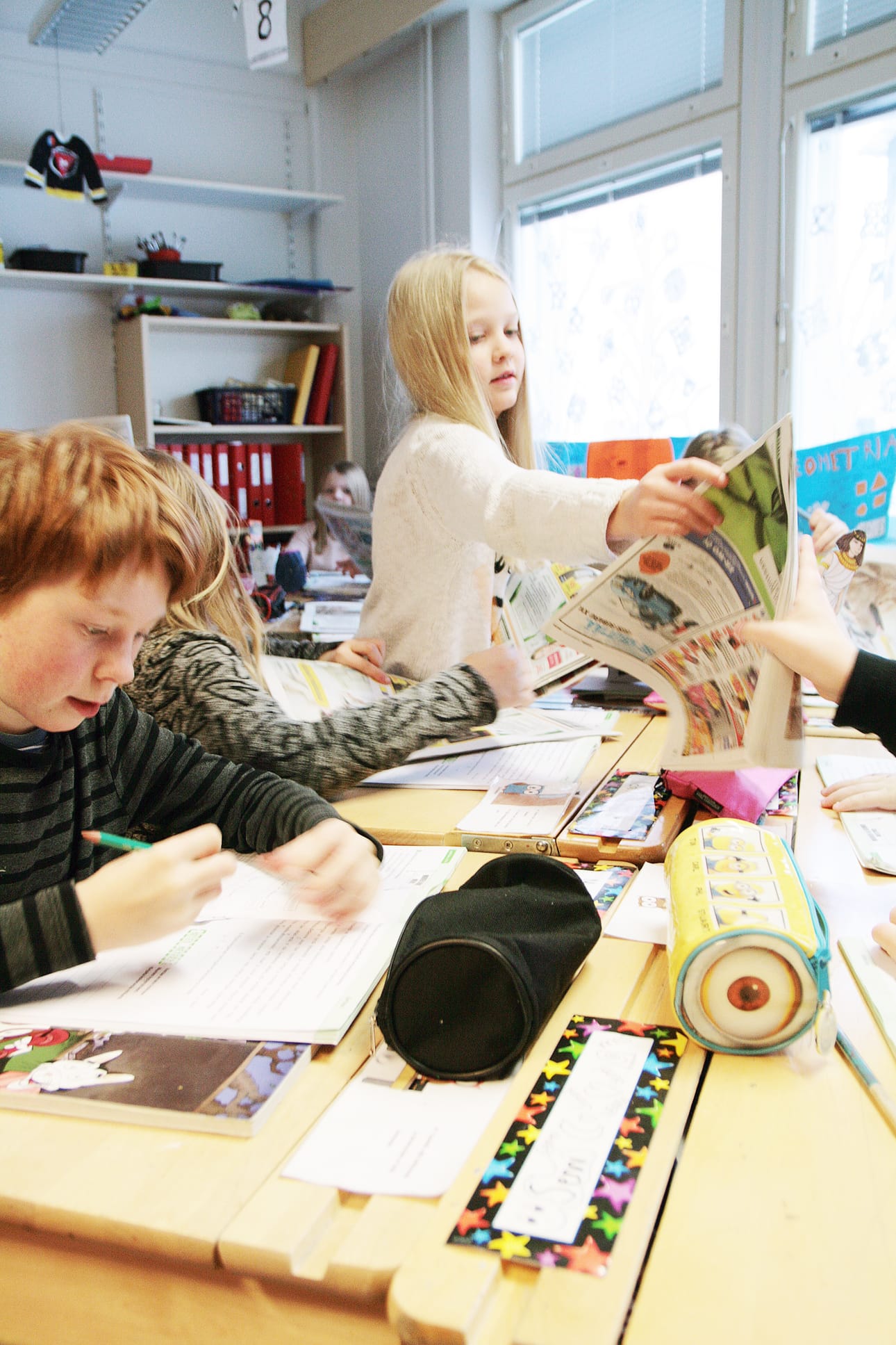 Lotta Vainiokangas jakoi 3B:n luokassa lehtiä. Niistä ryhdyttiin lukemaan sen jälkeen mielipidekirjoituksia. Kuvassa mukana vasemmalla Masi Kärsämä.