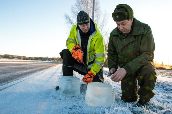 Ville Yli-Teevahainen ja Jarkko Pyyluoma (oikealla) sytyttelivät lyhtyjä aamulla kello 11 jälkeen lähellä Hämes-Havusen talonpoikaskartanoa. KUVAT: JORMA HAVULA