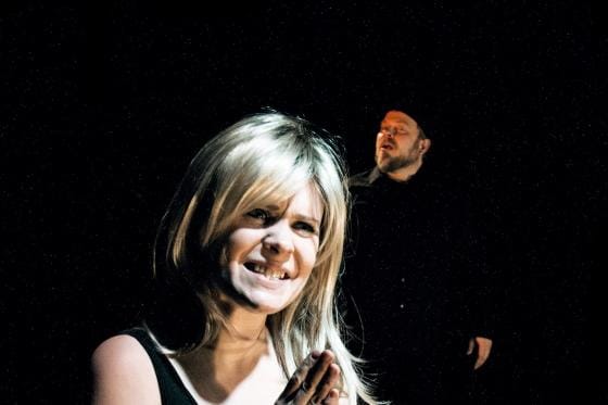 Natalil Lintala ja Tero Heinämäki vakuuttavat alkoholismista kertovassa näytelmässä Kulissit kaatuu. Koska puhutteleva näytelmä nähdään Seinäjoella tai Vaasassa? KUVA: HEIDI BERGSTRÖM