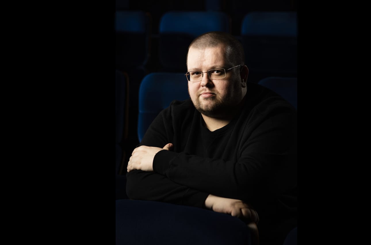Niko Jutila aikoo kahden rikoskirjan jälkeen pelata taas elokuvista kirjoittamiseen. Hänet tunnetaan muun muassa ohjaaja Rauni Mollbergista kirjoittamastaan kirjasta.