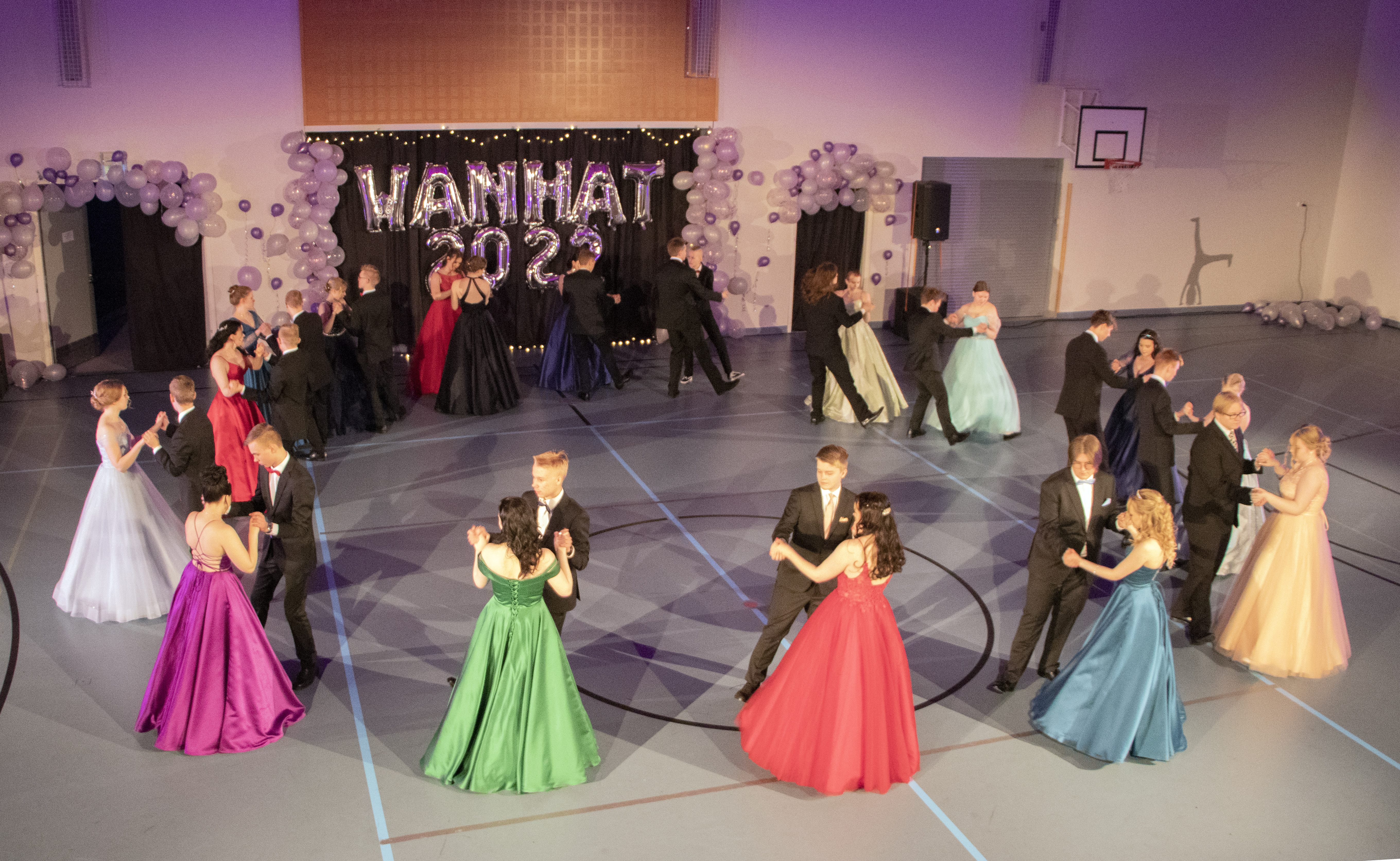 Siikalatvan lukion wanhat pääsivät tanssimaan vanhojen tansseja perjantaina 18.2.2022.