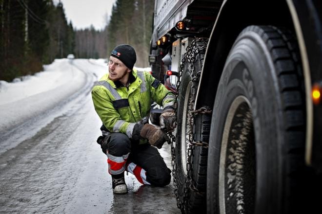 Juuso Sorvari lähti Könnintielle, mutta totesi jo alkuvaiheessa, että ajoneuvoyhdistelmä tarvitsee lisää pitoa. KUVAT: TOMI KOSONEN