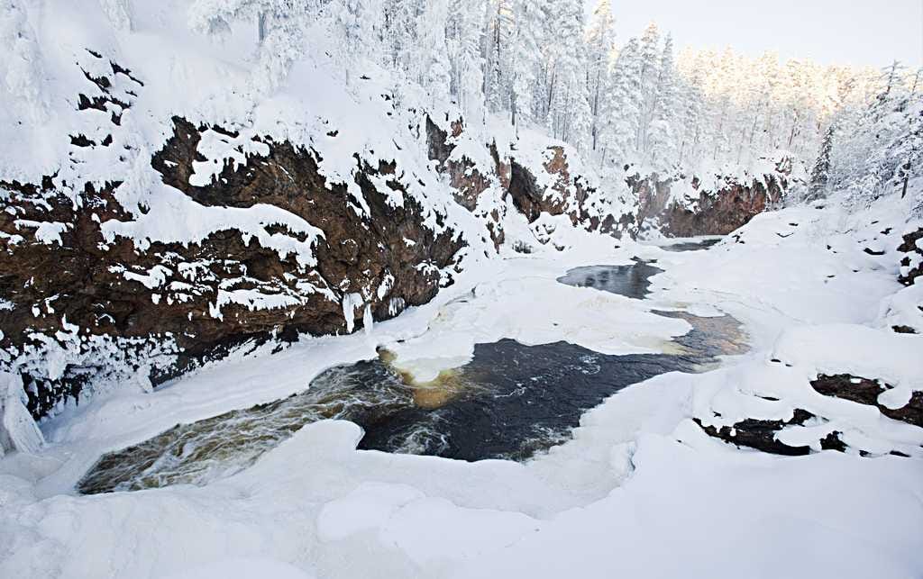 Talven kylmin paikkaon tänä talvena ollut Kuusamon Kiutaköngäs, joka rikkoo jatkuvasti omia ennätyksiään.