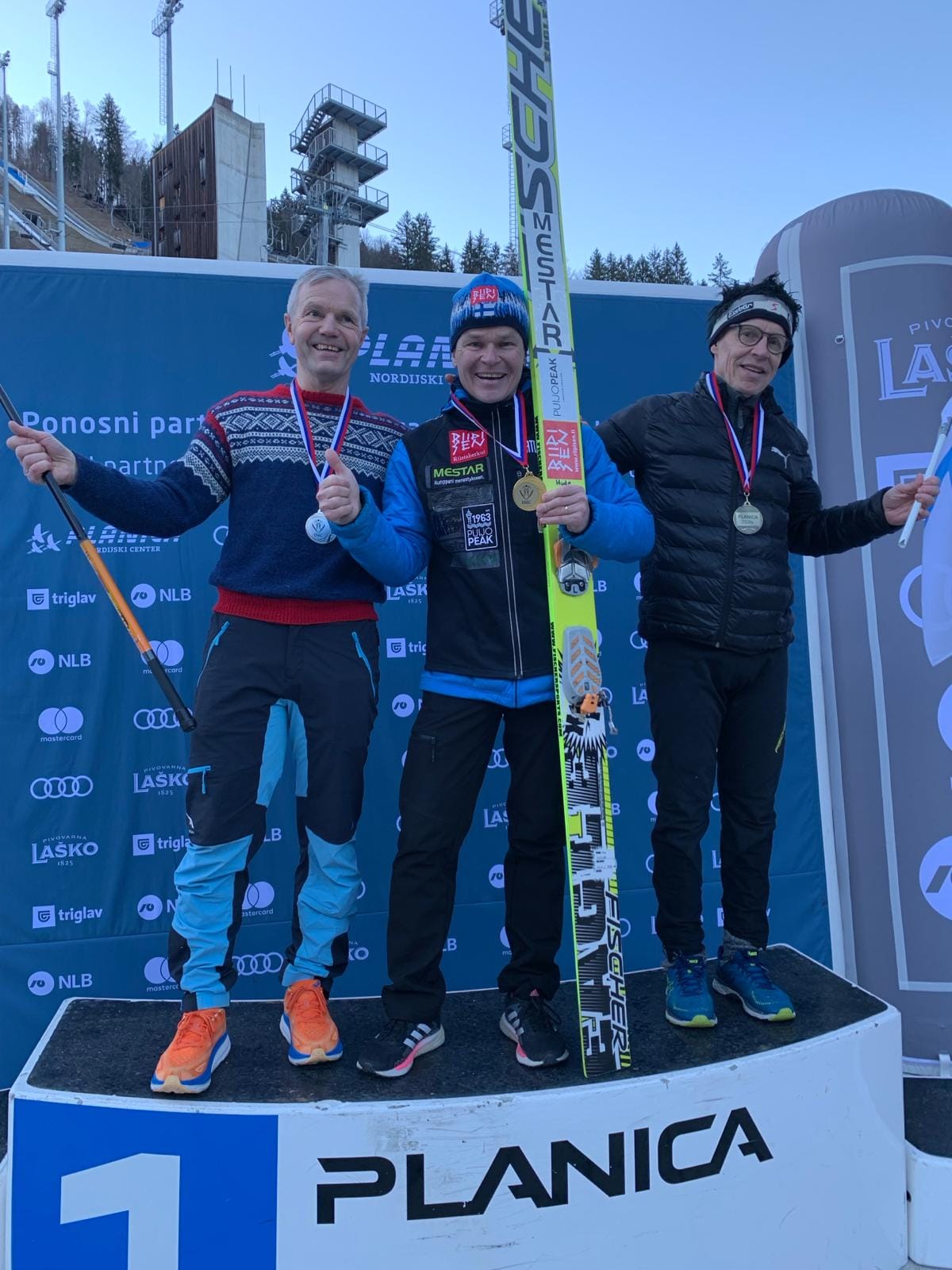 Kuusamon Erä-Veikkojen veteraanimäkihyppääjä Pasi Huttunen (kesk.) on jatkanut kultamitaleiden saalistamista Planican MM-kisoissa. Perjantaina Huttunen nousi korkeimmalle korokkeelle HS102-mäen kisan jälkeen. Toiseksi 55-59-vuotiaiden sarjassa hyppäsi Norjan Ole Andreas Skatvedt ja kolmanneksi Seppo Kinnunen.