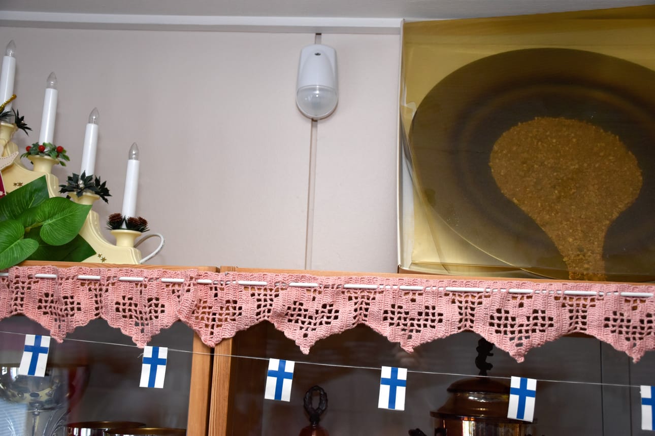 Eri puolille huoneistoa asennetut liikesensorit välittävät huoneissa liikkumisesta tietoa. Yksi sensoreista on olohuoneessa.