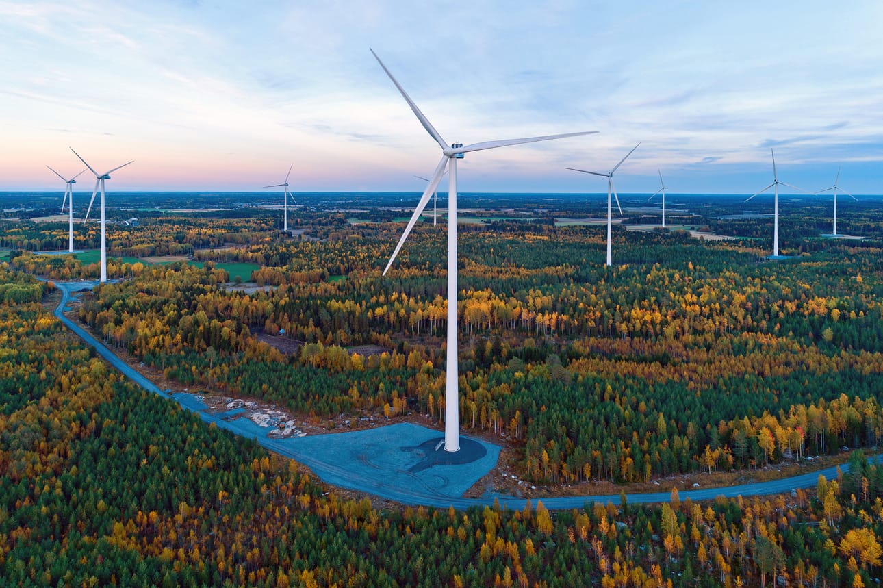 Tuulivoima-alueiden yhteydessä Pohjanmaalla ja Etelä-Pohjanmaalla ei ole vielä käytössä suuria sähkön varastoakkuja. Nyt sellaista aletaan rakentaa Teuvan Paskoonharjulle. Kuva on EPV:n Torkkolan tuulivoimapuistosta Vaasassa.