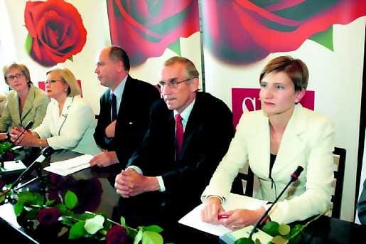 Demariministerit. Torstain tiedotustilaisuudessa liikenne - ja viestintäministeri Susanna Huovinen (oik.), opetusministeri Antti Kalliomäki ja valtiovarainministeri Eero Heinäluoma, oikeusministeri Leena Luhtanen ja sosiaali- ja terveysministeri Tuula Haatainen.