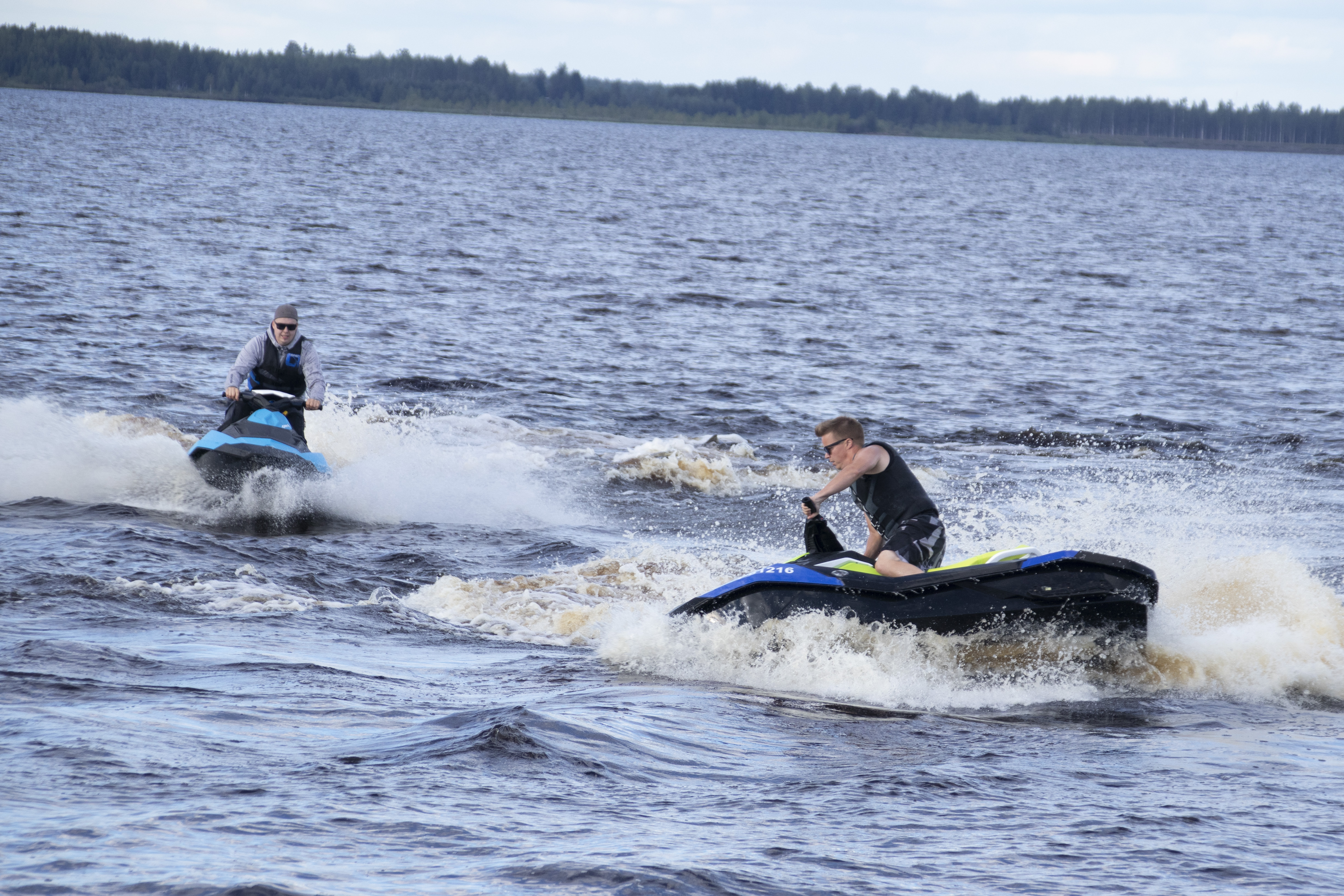 Uljuan tekojärvi soveltuu hyvin vesijettiharrastukseen. Heikki Junno ja Mikko Tahvola ovat viehättyneet vauhdikkaaseen moottoriurheilulajiin.