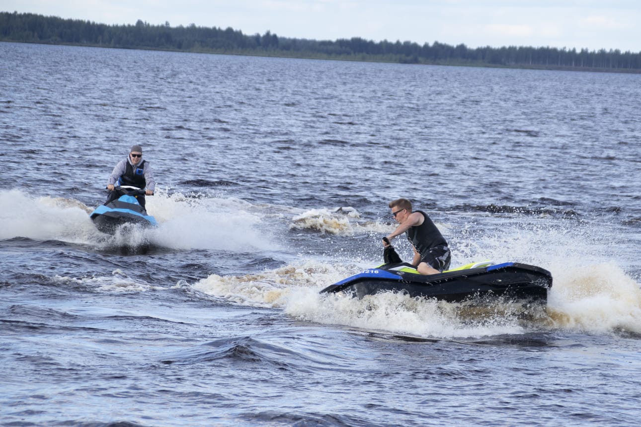 Uljuan tekojärvi soveltuu hyvin vesijettiharrastukseen. Heikki Junno ja Mikko Tahvola ovat viehättyneet vauhdikkaaseen moottoriurheilulajiin.