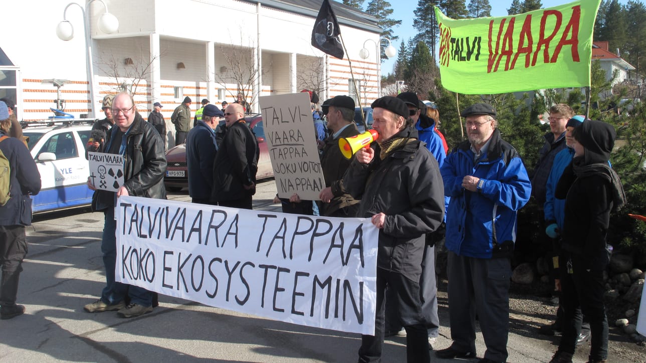 Äänekkäät mielenosoittajat vaativat ”Stop Talvivaara!” -huudoin kaivostoiminnan pysäyttämistä Talvivaarassa.