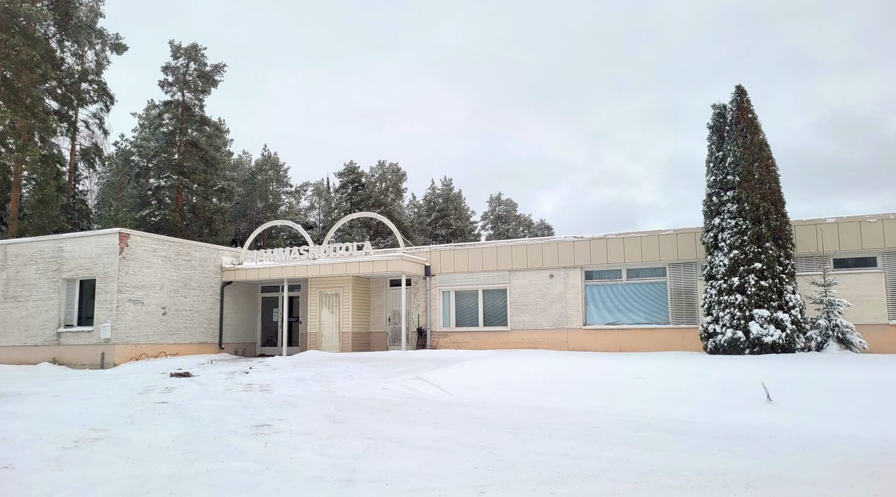 Alahärmän terveysasema pitäjän taajamassa on käyttöikänsä päässä. Sen vieressä sijaitsee uudenkarhea Metsäkulman päiväkoti. Terveysasema on kaupungin mukaan purkukuntoinen.