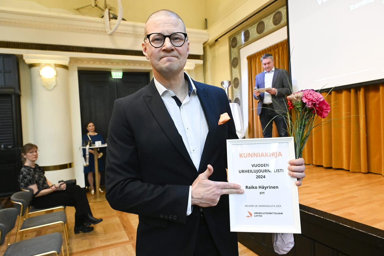 STT:n urheilutoimittaja Raiko Häyrinen vastaanotti Vuoden urheilujournalisti 2024 palkinnon opetus- ja kulttuuriministeriön ja Urheilugaalan yhteisessä Liikunnan ja urheilun päivässä Helsingissä. LEHTIKUVA / MIKKO STIG