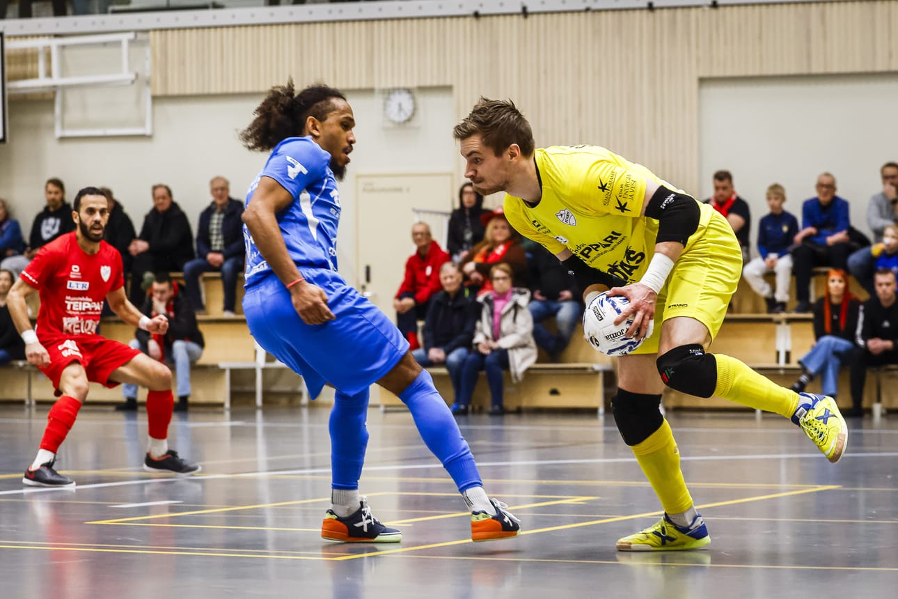 FC Kemin maalivahti Juha-Matti Savolainen oli torjunnoillaan isossa roolissa perjantain tiukassa koitoksessa.