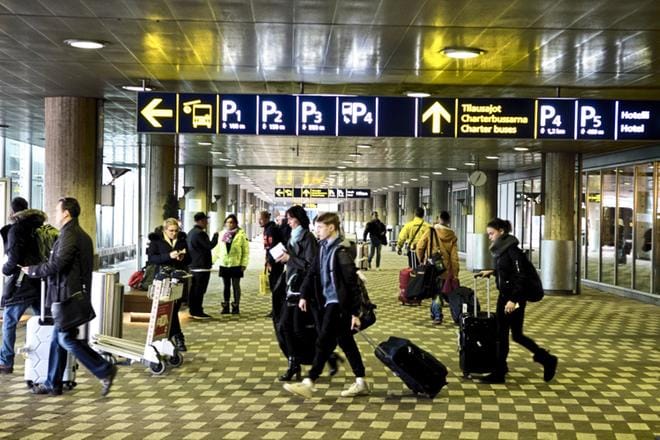 Hallitus esittää useita tilapäisiä muutoksia tartuntatautilakiin. Esityksellä linjataan, millä ehdoilla maahantulija voitaisiin määrätä karanteeniin ja miten siltä voi välttyä. Arkistokuva Helsinki-Vantaan lentoasemalta. KUVA: Kimmo Penttinen/arkisto