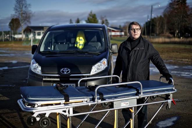 Kun poliisi tilaa onnettomuuspaikalle tai vaikka kotiin kuolleelle ruumisauton, paikalle tulee aina yksi ja sama kuljetusyritys, joka on valikoitunut tehtävään kilpailutuksen kautta. Tilanne hämmentää joskus omaisia, kertoo kuljettaja Heikki Kujala. Maakunnassa on kaksi yrityksen ruumisautoa, toinen niistä on Alajärvellä. KUVA: TOMI KOSONEN