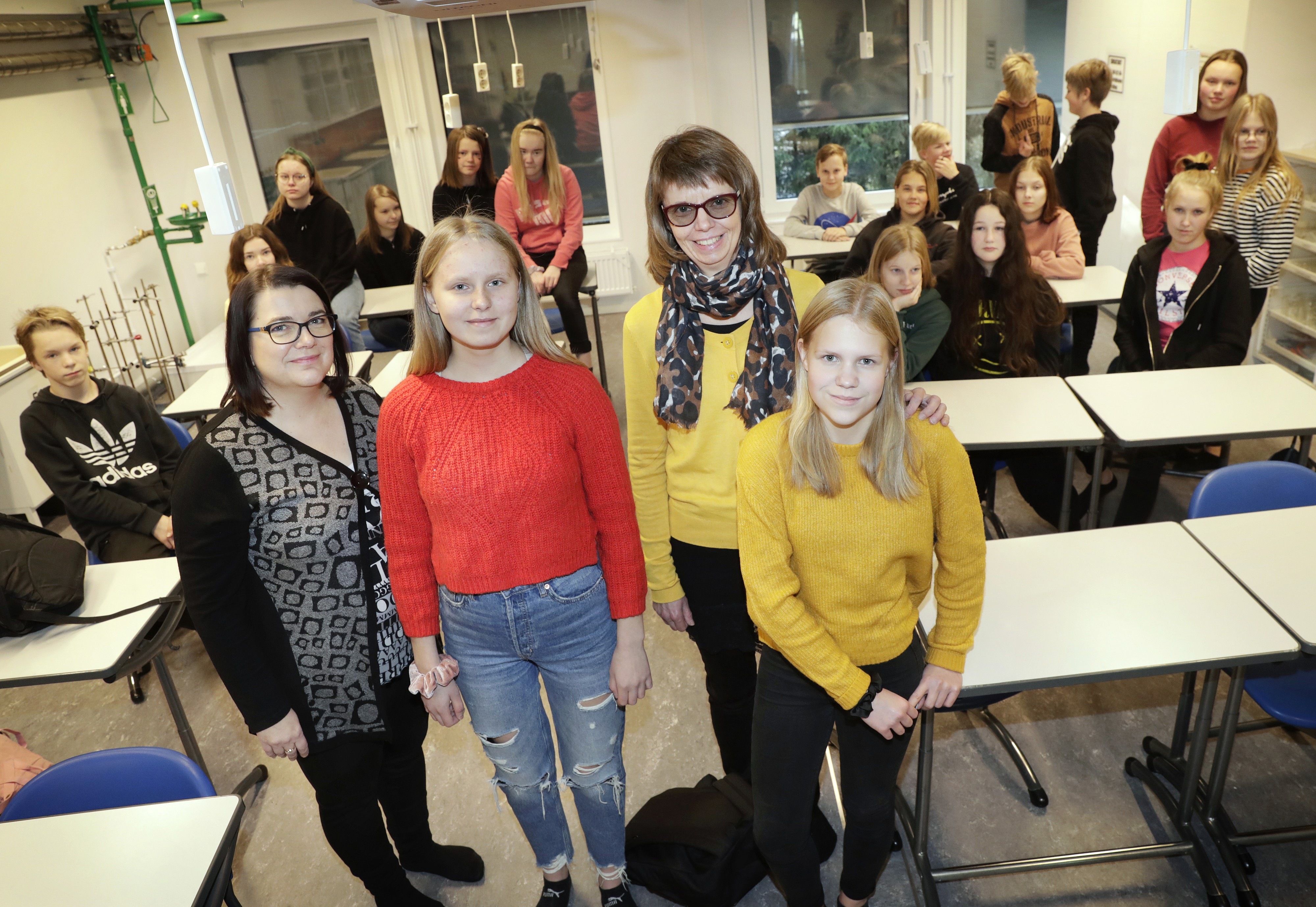 Pyhäjoen Saaren koulun lehtori Kirsi Rautio (vas.), kirjoituskisassa toiseksi tullut Peppi Impola, Merijärven Koivupuhdon koulun lehtori Taina Palola, kolmannelle sijalle tullut Saana Röyttä sekä Saaren koulun 8A-luokan oppilaat iloitsevat luokkaretkistipendeistä.